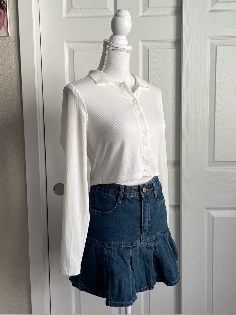 Women’s White Ribbed Button-Front Crop Top - Picture 2 of 4